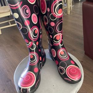 Rain/snow boots size 7.